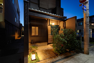 丹波口駅より徒歩約5分、西本願寺も徒歩圏内です。